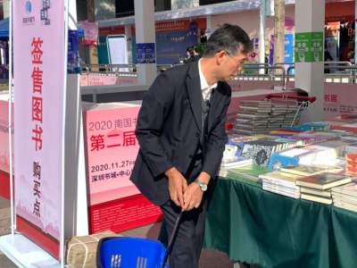 “城市需要高楼，更需要书香！”读特记者探秘陆建新如何逛深圳书展！