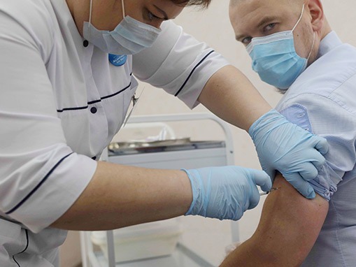 全球新冠疫苗加速落地：俄英开始大规模接种，美印待审批
