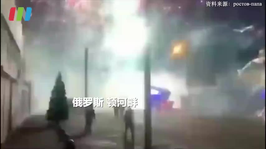 俄罗斯烟花店起火 炸出漫天烟花！ 网友戏称：拜个早年