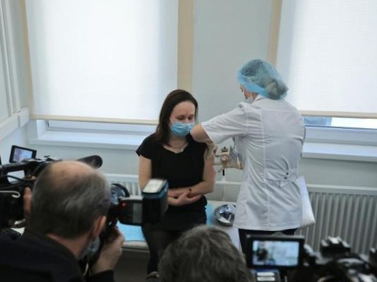 莫斯科大规模接种俄产新冠疫苗，三期试验显示有效性超95%