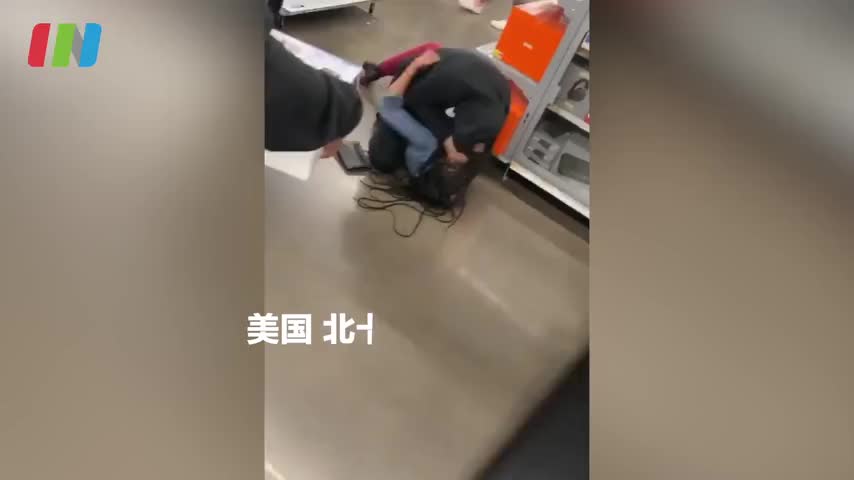 扯头发、狠踹脸！美国两女子因抢购PS5大打出手
