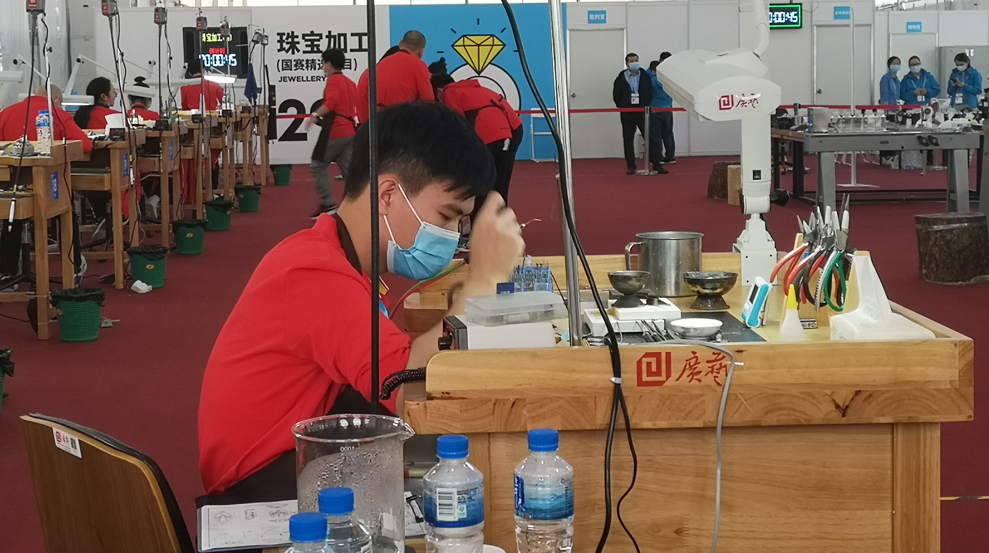 比赛正酣！贵金属片变宝石面具，3天建成无人工厂流水线