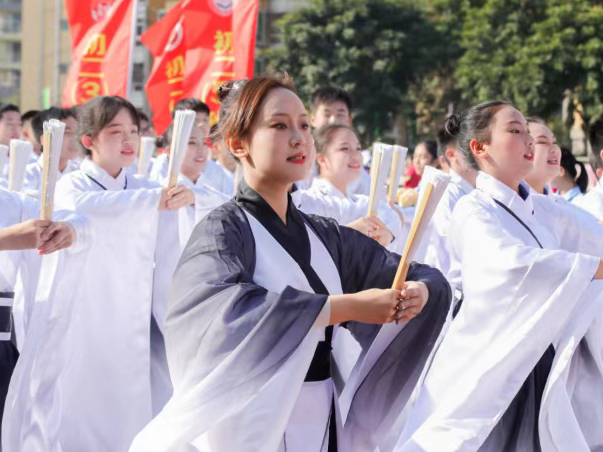 一朝穿越五千年 翠园东晓中学体育节演绎华夏盛世繁华