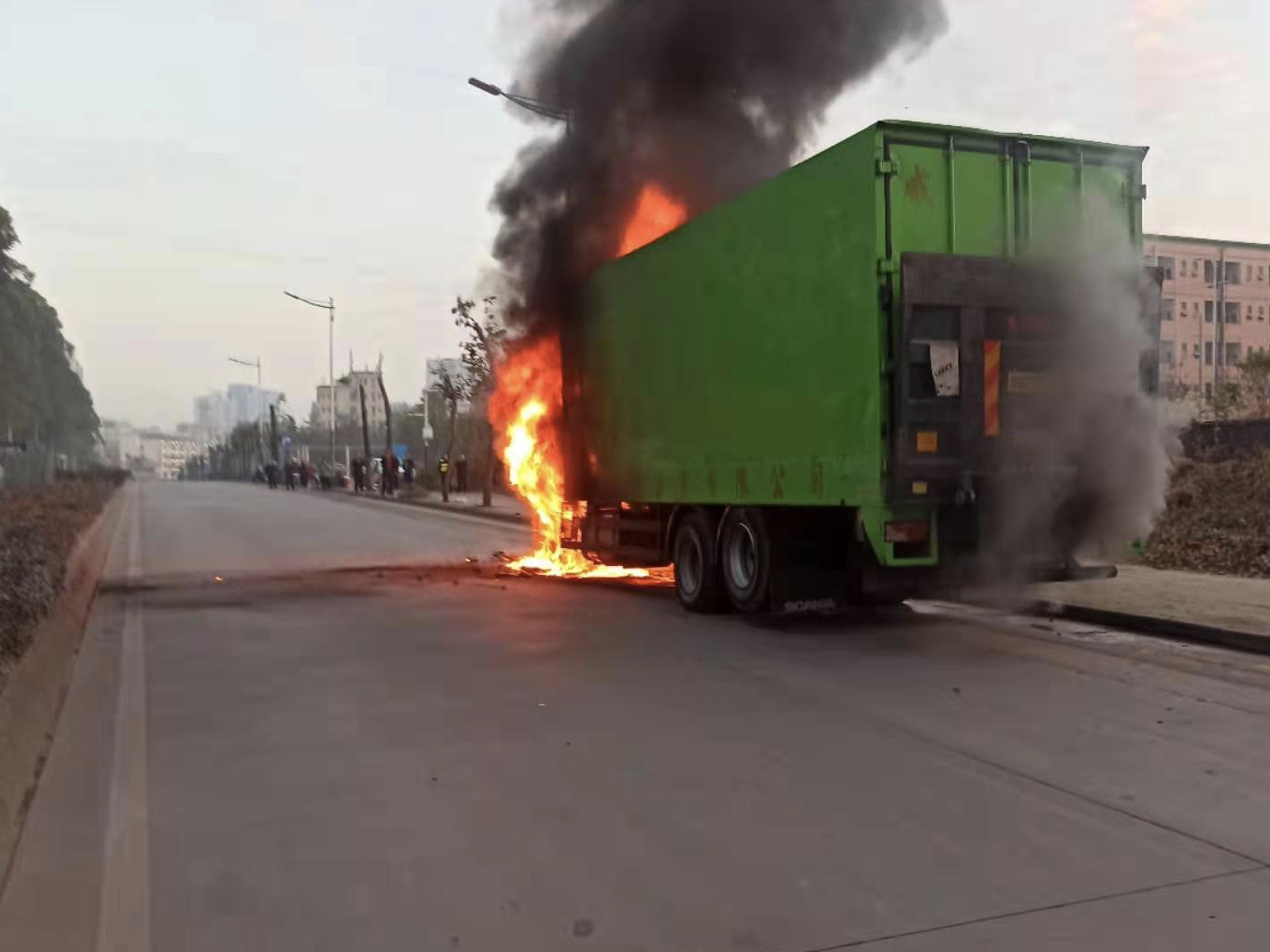 嘣！灭火时货车轮胎突然爆炸，深圳消防逆行救援