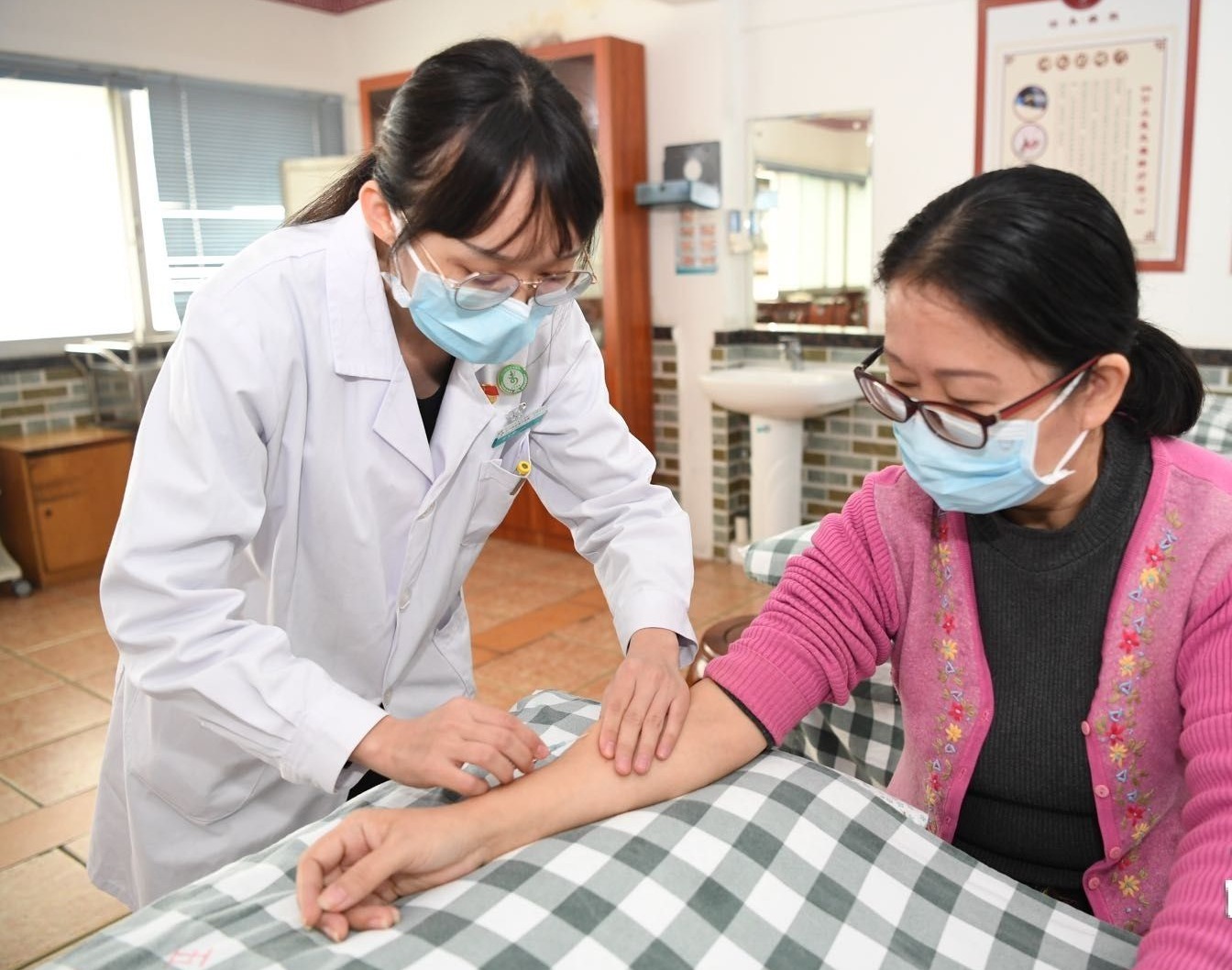 江门市五邑中医院中医师正在为病人使用浮针疗法。南方日报记者 杨兴乐 摄