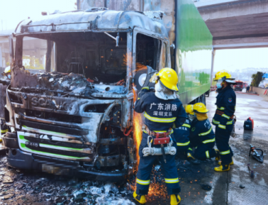 嘣！”灭火时货车轮胎突然爆炸，深圳消防逆行救援