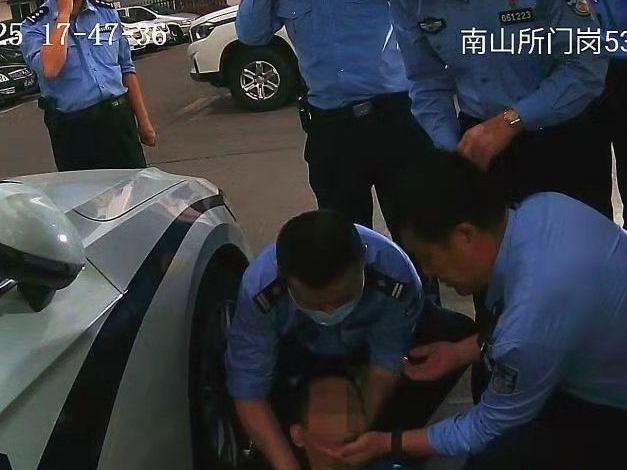 男子开车突发心梗向派出所求助，南山警方及时救助转危为安 