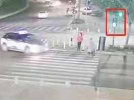 出租车强行变道撞上斑马线行人 司机被刑拘  
