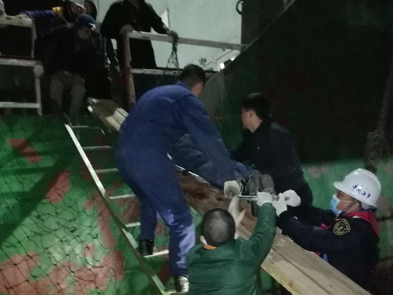 ​紧急救援！广州海事部门成功救助船上受伤人员