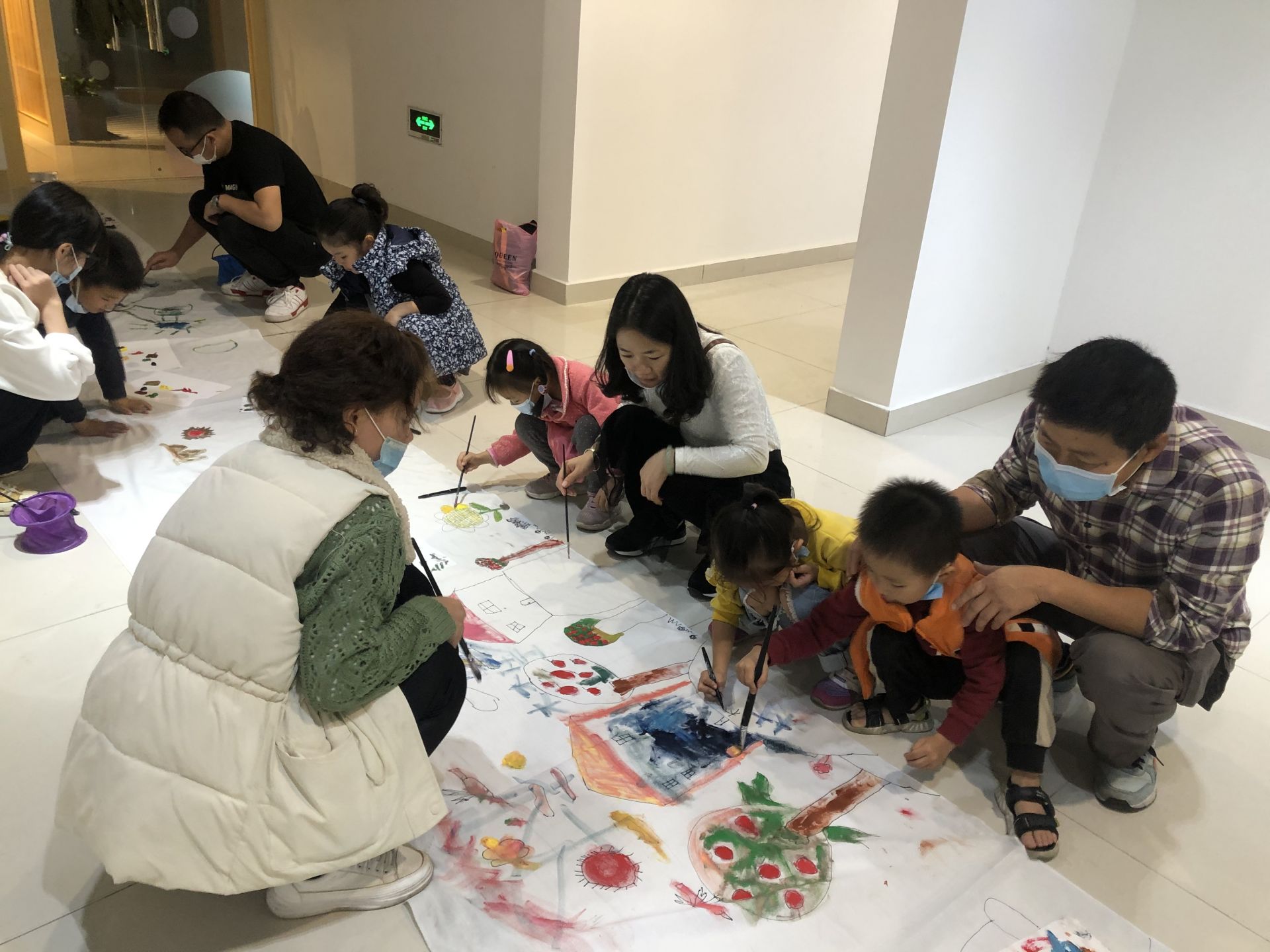 坪山街道亲子共绘百米画卷