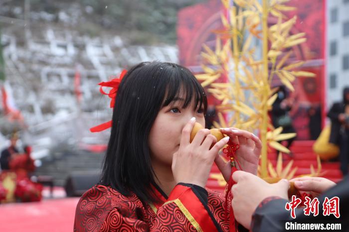 靓丽新人体验汉式雪地集体婚礼。马佳欣 摄