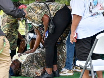 连环悲剧！美国黑人男孩被警察枪杀，葬礼上母亲腿部意外中枪