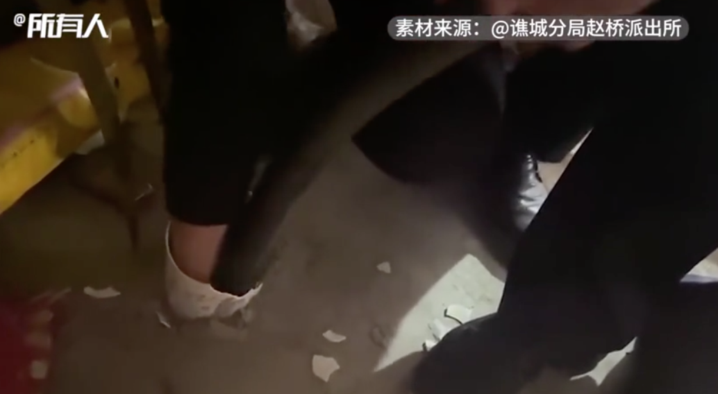 真吸金！大爷万元现金藏水管民警用吸尘器吸钱