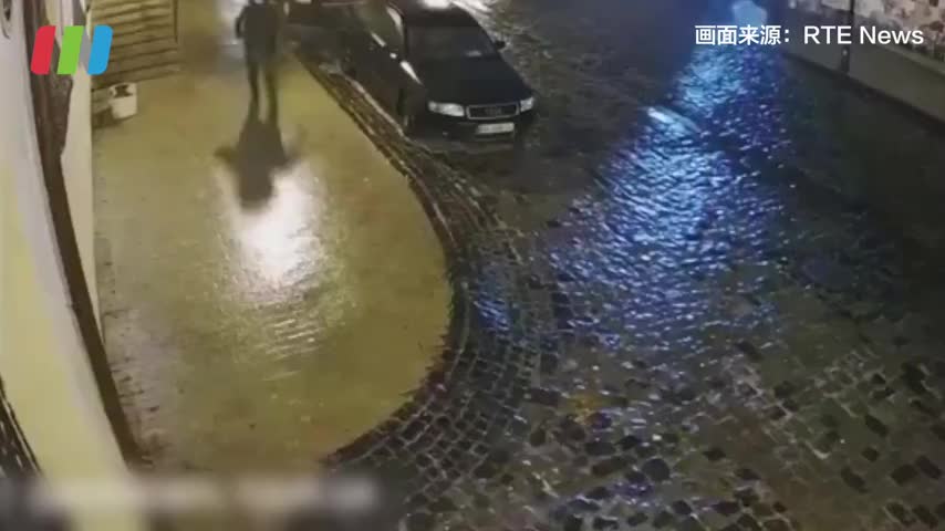 乌克兰道路结冰女子原地打滑最后爬走