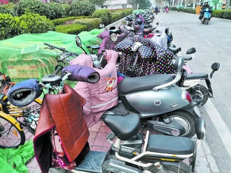 固定手套、挡风棉衣成电动车骑行御寒“标配”？这些其实很危险！