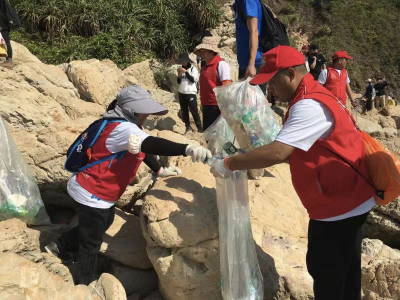 派发2000个垃圾袋 清理468公斤垃圾 大鹏成立“洗岩天使”志愿队