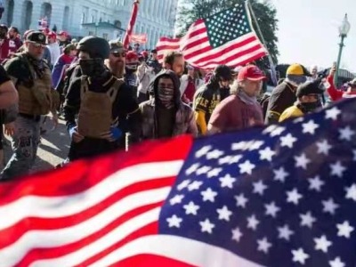 美国百万大游行演变为流血事件：数十人被被捕，多名警察受伤
