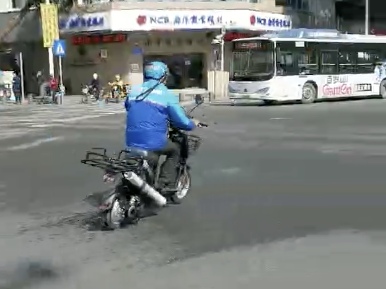 碰到交警不配合调查就跑？交警联合企业对冲卡“小哥”倒查