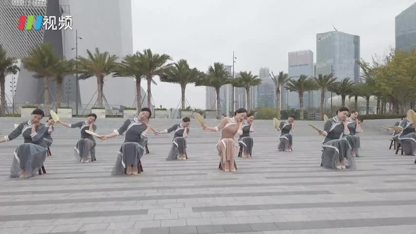 小姐姐们穿旗袍在欢乐港湾跳舞