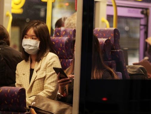港人从深圳湾口岸入境人数增长，赞内地防疫措施严谨周到 