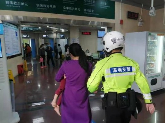 3岁女童头部受伤，罗湖铁骑紧急护送就医  
