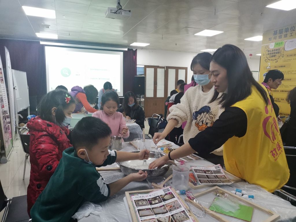 罗湖：嘉北社区举办古法造纸亲子活动