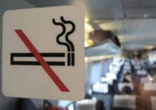 一男子动车厕所吸烟致列车降速晚点1分半，被拘留5日