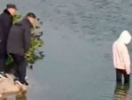 安徽高二女生跳河自尽网民质疑救援不力，涉事警察停职调查