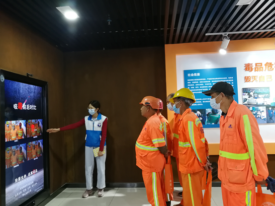 凤凰街道组织60余名环卫工学习禁毒知识