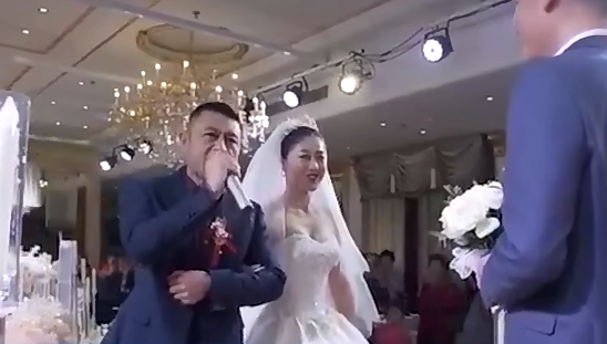 父亲在女儿婚礼唱亲亲我的宝贝 唱哭众人