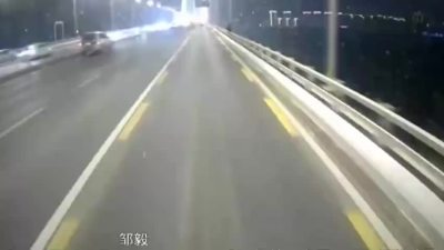 公交司机驶经长江大桥时救下轻生小伙 全车人一路安抚