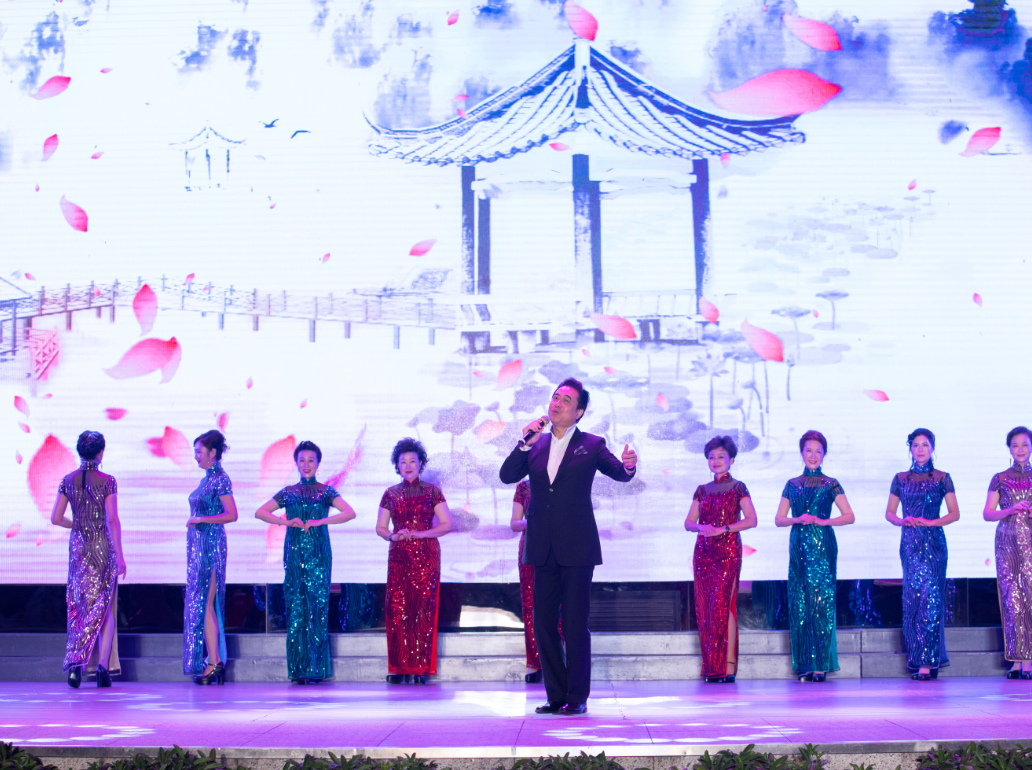 自信步伐彰显“盛年文化”，这场演出的演员不一般！