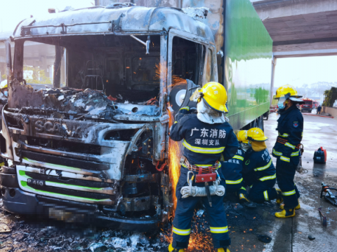 （重）着火大货车突发爆炸，目前火势已灭事故未造成人员伤亡