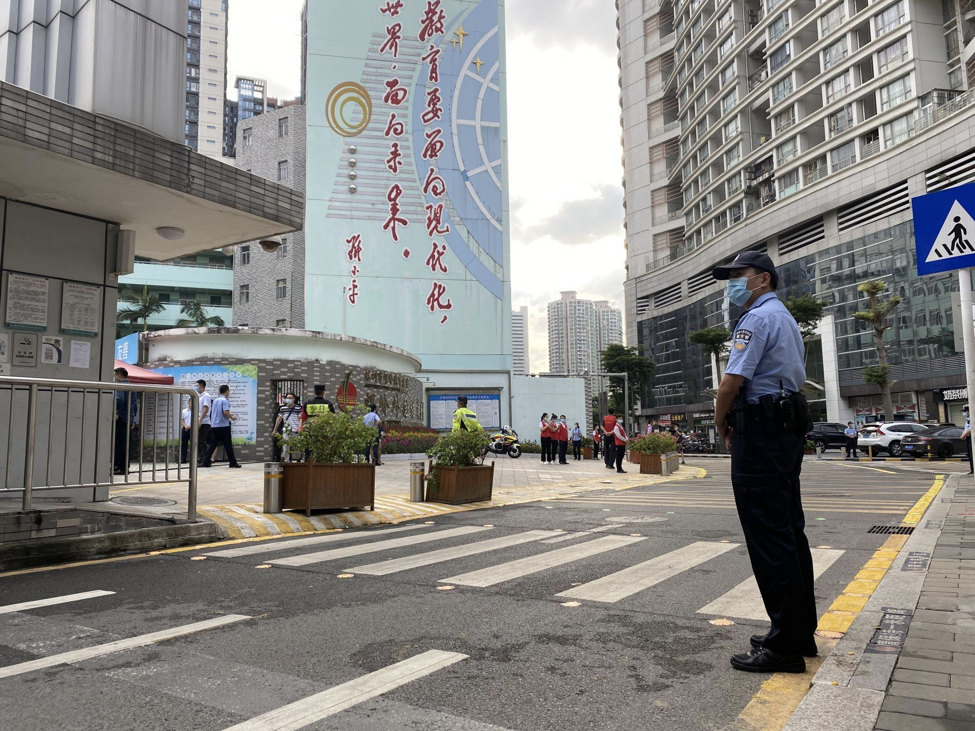 极速真探｜学校附近停车难怎么办？这家学校的经验或可复制推广