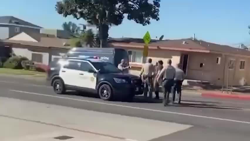 黑人男子车祸现场想拦警车寻帮助 却被警察直接电倒