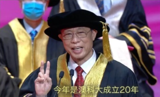 大型追星现场！澳门大学生与钟南山隔车窗合影