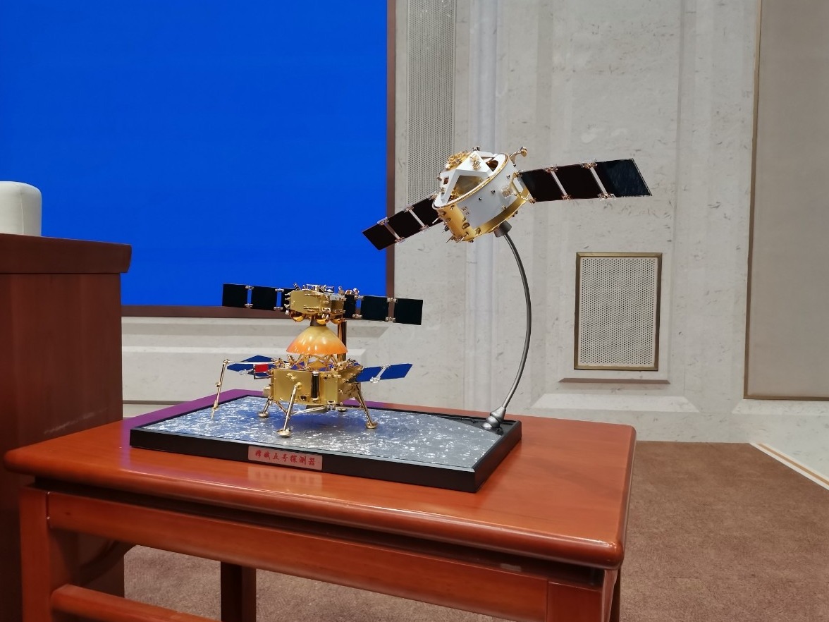 嫦娥五号模型亮相国新办发布会现场