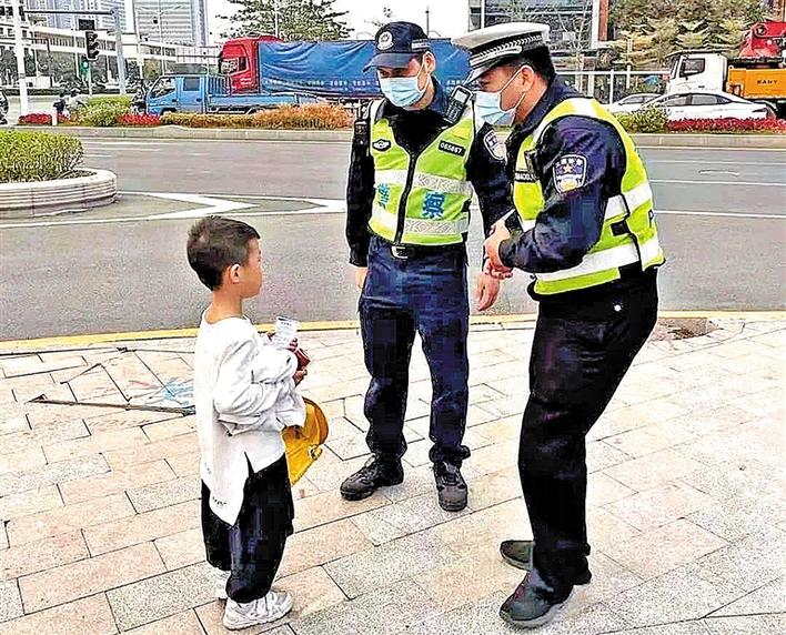 执勤交警帮迷路娃找爸爸