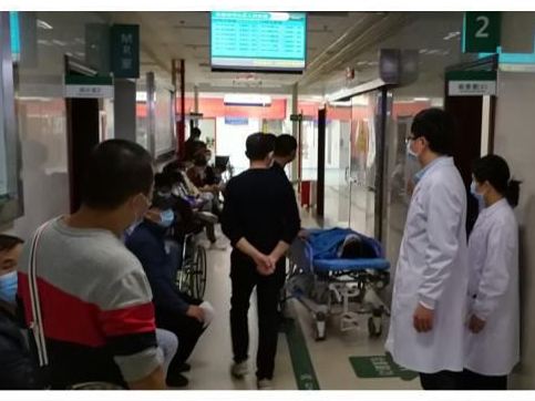 公交车追尾致十余名乘客受伤，坪山区人民医院快速反应有序救援