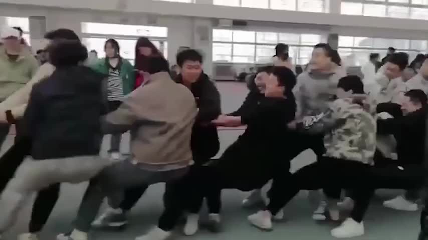 体育生拔河拔断绳子，网友：“算谁赢？”