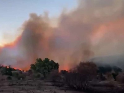 美国南加州邦德山火持续燃烧 2.5万居民被要求撤离 