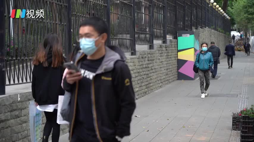 一条街道两个季节 深圳又现短袖羽绒服齐上阵