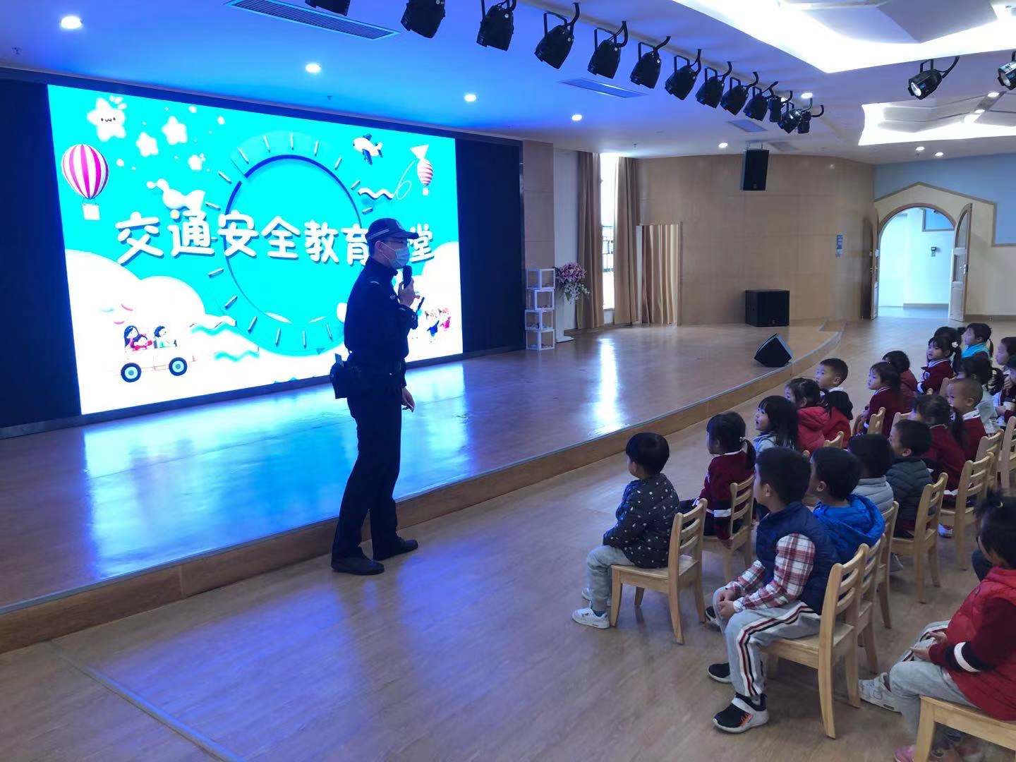 点亮孩子心中“安全灯”！龙岗交警交通安全宣传走进校园