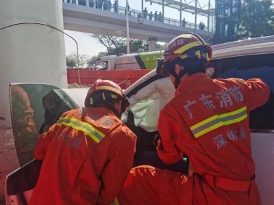 南山一小车失控撞上立交桥墩，深圳消防迅速救援  