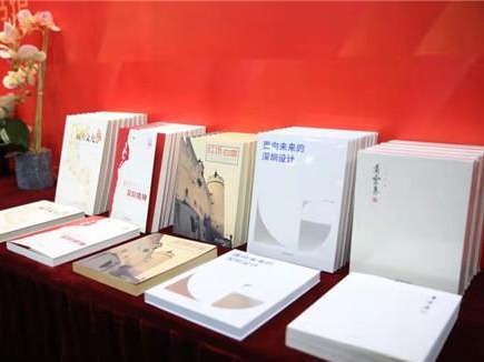 深圳市委原常委、宣传部部长李小甘向深圳图书馆捐赠个人著作
