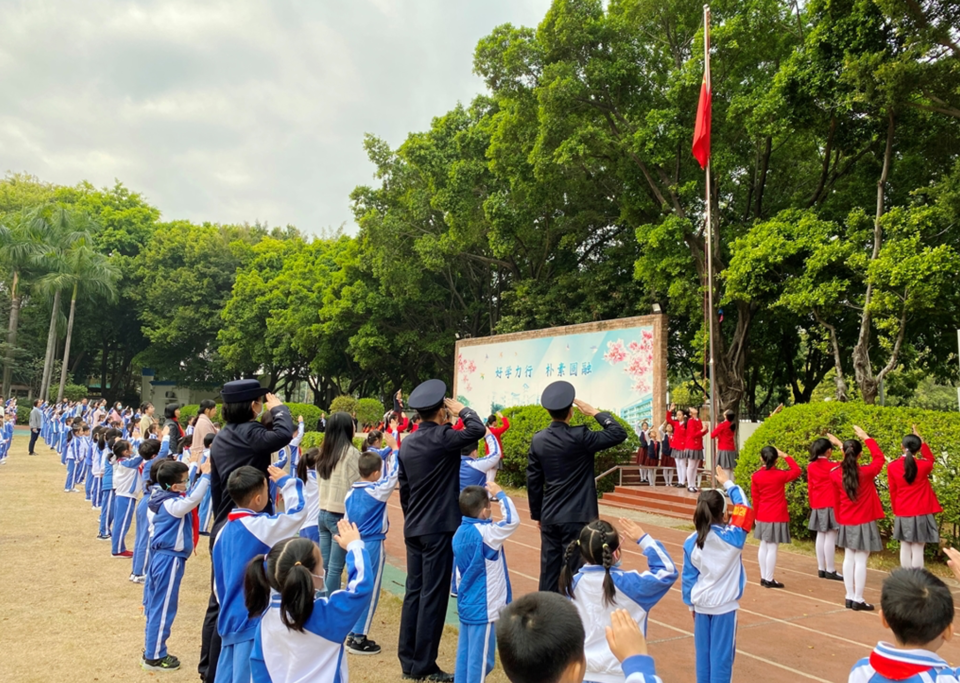 法治宣传进校园 学法守法护成长