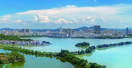 碧水蓝天下和谐宜居的肇庆。
