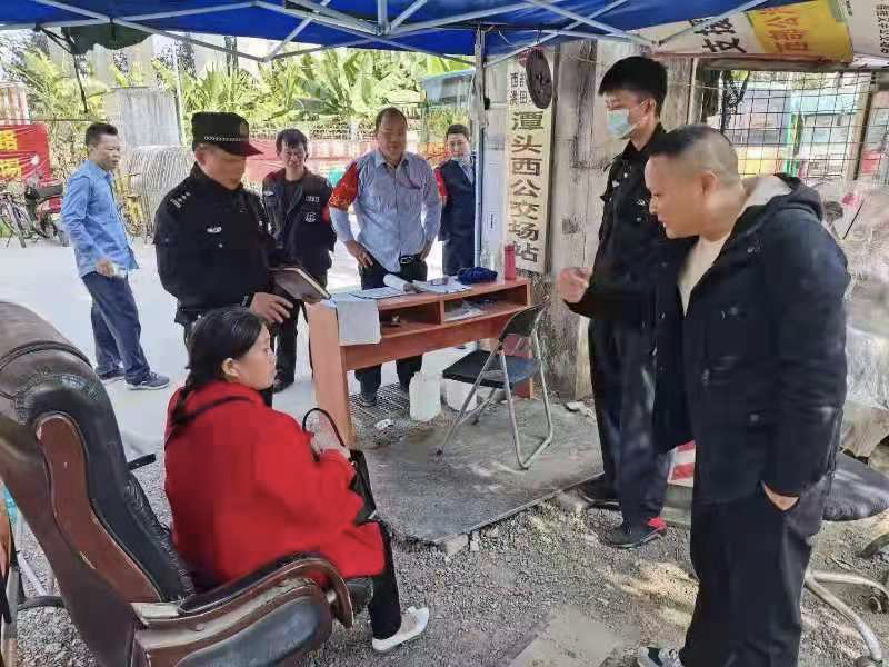 老人乘坐公交迷路，热心师傅帮寻亲  