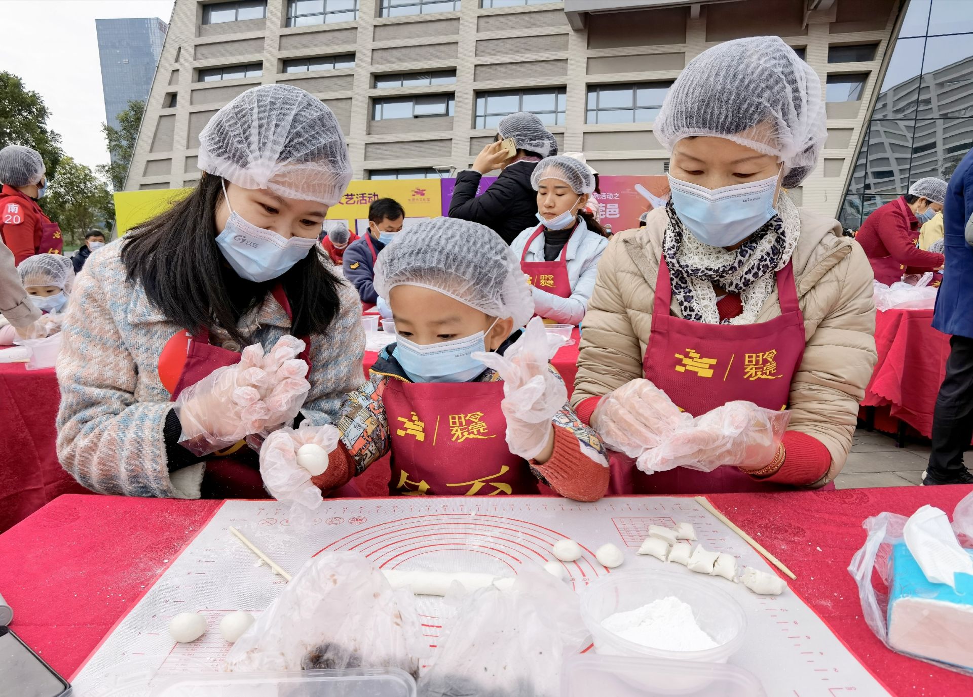 东莞市民包饺子包汤圆过冬至
