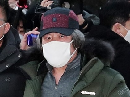 素媛案罪犯赵斗淳出狱，12年来首露脸：头发灰白，紧握橘子